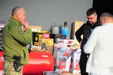 Фото 2 — Григорий Козловский передал генераторы и инструменты для артиллеристов 45-й бригады