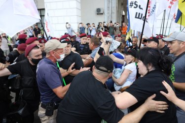 Фото 23 — На Майдане произошли столкновения SaveФОП и силовиков: хотели пронести к ОП гроб с венками
