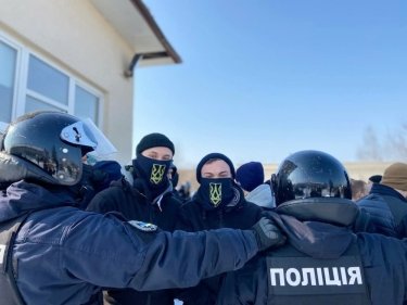 Фото 9 — Во Львове "Нацкорпус" устроил столкновения с полицией на предприятии Козака (ФОТО, ВИДЕО)