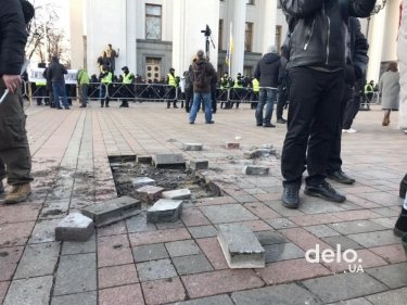 Фото 9 — Протестовавшие под Радой оставили после себя битую брусчатку и мусор (ФОТО, ВИДЕО)