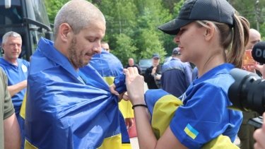 Фото 3 — Четвертий обмін за тиждень: Україна повернула додому військовополонених (ФОТО)