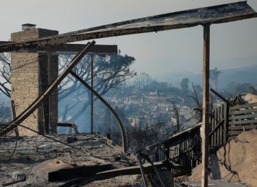 Фото 9 — Найбільш руйнівні пожежі в історії Лос-Анджелеса знищили 10 000 будівель, загинули 10 людей: які знаменитості втратили маєтки (ФОТО, ВІДЕО)