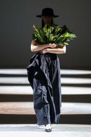 Фото 22 — Ukrainian Fashion Week SS27: ремесло, реконструкция и показ в укрытии