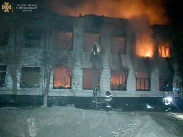 Фото 9 — Николаев снова под обстрелами: разрушен травмпункт, сгорел склад с лекарствами, есть раненые (ФОТО)