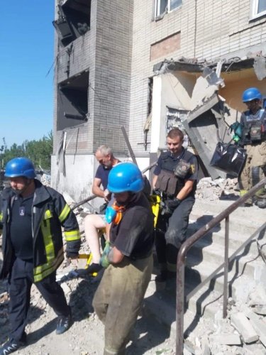 Фото 10 — Россияне обстреляли Торецк: из-под завалов разрушенного дома спасатели изъяли два тела