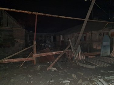 Фото 4 — Оккупанты снова обстреляли Часов Яр: горят школа и дома (ФОТО)