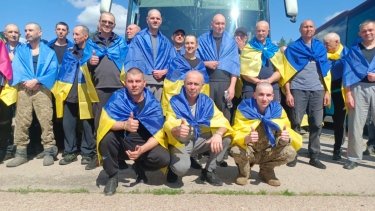 Фото 2 — Відбувся новий обмін: в Україну з полону повернулися 84 військових і цивільних (ФОТО)