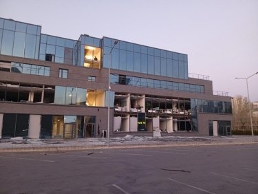 Фото 2 — В Днепре в результате ракетной атаки поврежден офис АТБ (ФОТО)