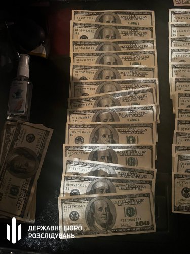 Фото 4 — Задержали чиновника КГВА: за $10 тыс оформлял фиктивные документы для выезда мужчин за границу (ВИДЕО/ФОТО)