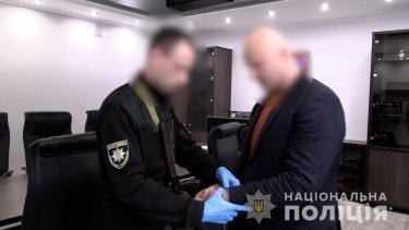 Фото 4 — Мэра Немирова задержали за стрельбу из автомата в ходе конфликта с волонтером (ВИДЕО)