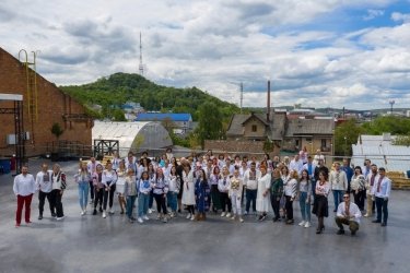 Фото 20 — Конкурсы и спецмарки. Как украинский бизнес, политики и чиновники отмечали День вышиванки