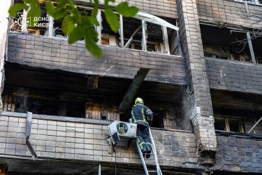 Фото 2 — РФ атакувала Київ дронами та ракетами: пошкоджені будинки та залізнична інфраструктура (ФОТО)