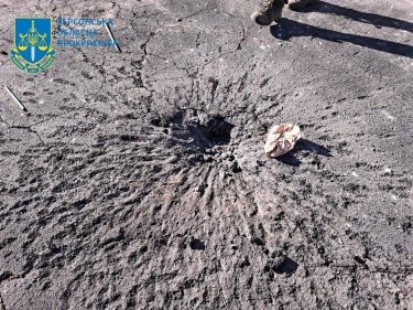 Фото 3 — В Херсонской области рашисты обстреляли людей, стоящих в очереди за гуманитаркой (ФОТО)