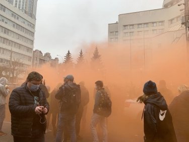 Фото 2 — Под Конституционным судом протестуют против его решения по НАПК (ФОТО, ВИДЕО)