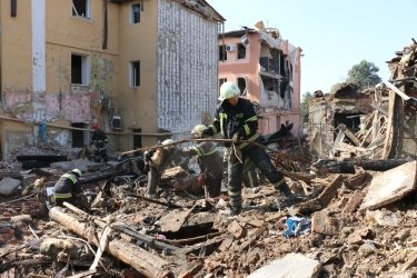 Фото 9 — Число погибших в результате российского удара по общежитию в Харькове возросло до 12