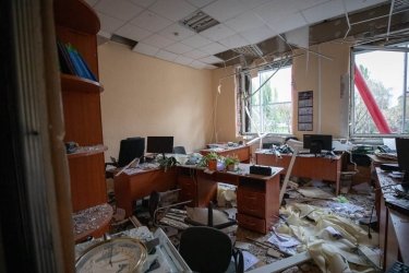 Фото 2 — Втретє під ударом: у Києві через обстріл РФ пошкоджено приміщення Рахункової палати (ФОТО)