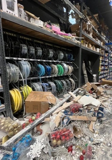 Фото 2 — Оккупанты из "Градов" обстреляли магазин в Никополе: есть пострадавшие (ФОТО)