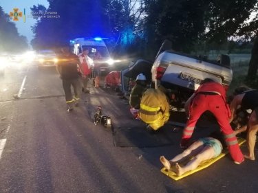 Фото 2 — Под Киевом легковушка с 16 людьми перевернулась на крышу: есть погибшие (ФОТО, ДОПОЛНЕНО)