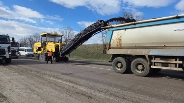 Фото 6 — Роботи на дорогах державного значення тривають: за добу відновлено 124 тис. кв. м