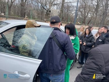 Фото 8 — СБУ та НАБУ піймали на хабарі одеську суддю, яка любить все зелене (ФОТО)