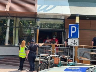 Фото 3 — Стрілянина у McDonald's в Черкасах: є поранений, персонал та відвідувачів евакуювали (ФОТО)