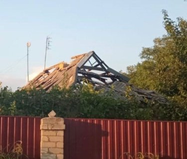 Фото 6 — Оккупанты нанесли авиаудар и обстреляли поселок под Херсоном: есть раненые (ФОТО)
