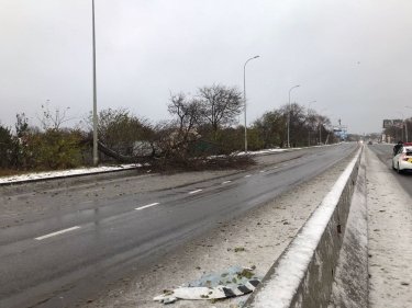 Фото 4 — Из-за непогоды в Украине заработал штаб по ликвидации ЧС на дорогах: самая проблемная - Одесская область (ФОТО)