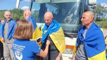 Фото 6 — Відбувся новий обмін: в Україну з полону повернулися 84 військових і цивільних (ФОТО)