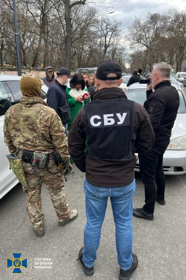 Фото 4 — СБУ та НАБУ піймали на хабарі одеську суддю, яка любить все зелене (ФОТО)