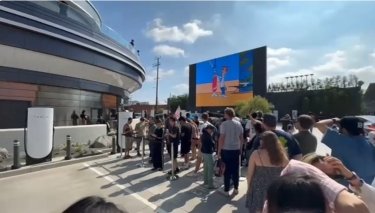 Фото 3 — Tesla відкрила у Голлівуді першу закусочну з автокінотеатром і зарядною станцією (ФОТО, ВІДЕО)