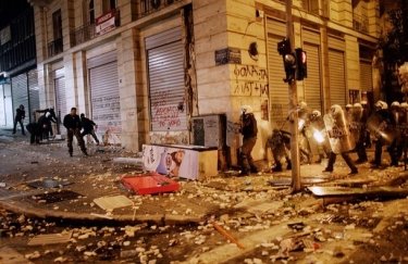 Фото 11 — В Греции начались массовые беспорядки в ответ на принятое правительством жесткое кредитное соглашение с ЕС
