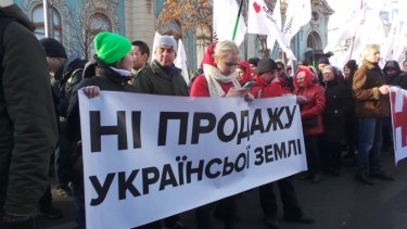 Фото 3 — Столкновения под Радой: противники рынка земли устроили потасовку с полицией (ФОТО, ВИДЕО)