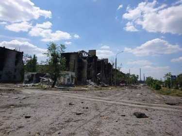 Фото 3 — ВСУ отбивают попытки россиян захватить Северск со стороны Лисичанска, - глава Луганской ОВА
