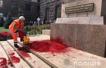 Фото 3 — Мужчина поджег себя во время парада ко Дню Независимости в Киеве (ФОТО, ВИДЕО)