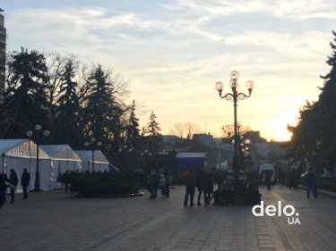 Фото 2 — Протестовавшие под Радой оставили после себя битую брусчатку и мусор (ФОТО, ВИДЕО)