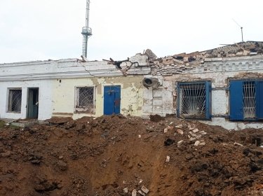 Фото 10 — В Соледаре обстрелом разрушена мэрия, в Северске под огнем оказались жилые дома, есть погибшие - ОВА