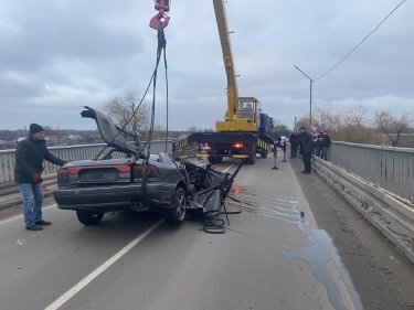 Фото 7 — В Николаевской области автомобиль вылетел с моста в реку: погибли пять человек (ФОТО)