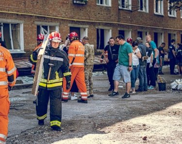 Фото 6 — В Сумах завершили разбор завалов училища после ракетного удара РФ: сколько погибших (ФОТО)