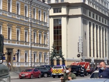 Фото 2 — В Киеве мужчина с бомбой в рюкзаке захватил банк с заложницей (ФОТО)