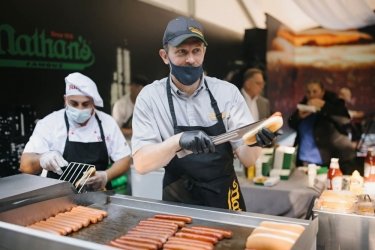 Фото 2 — Сосиски из Германии и доставка на дом — в Украине появились хот-доги Nathan's Famous
