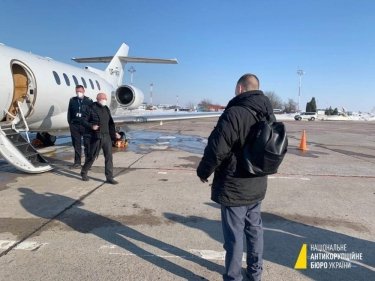 Фото 2 — НАБУ сняло с самолета экс-замглавы ПриватБанка Яценко, пытавшегося покинуть Украину (ФОТО)