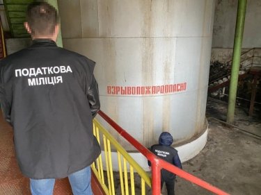 Фото 2 — На спиртзаводе в Харьковской области прошли обыски: нашли "левый" спирт на 4,5 млн грн