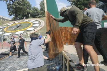 Фото 10 — В Киеве разгромили скандальную выставку на Аллее Небесной Сотни: есть задержанные (ФОТО)