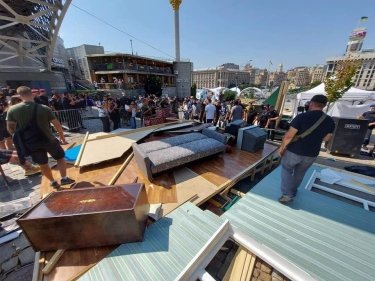 Фото 7 — В Киеве разгромили скандальную выставку на Аллее Небесной Сотни: есть задержанные (ФОТО)