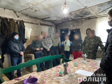 Фото 2 — Житель Харьковской области содержал семерых рабов, привлекая к вырубке леса (ФОТО, ВИДЕО)