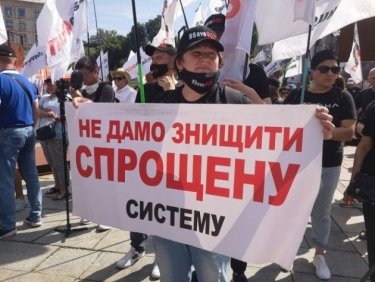 Фото 12 — На Майдане произошли столкновения SaveФОП и силовиков: хотели пронести к ОП гроб с венками