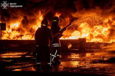 Фото 2 — Россия снова атаковала нефтебазу азербайджанской компании SOCAR в Одесской области: возник пожар