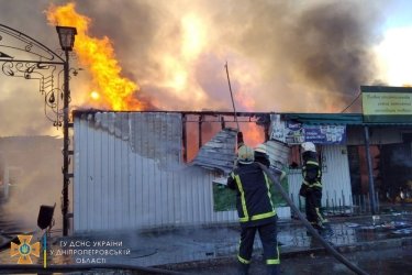 Фото 3 — В Каменском серьезный пожар на рынке: сгорели магазины, ломбард и кафе (ФОТО, ВИДЕО)