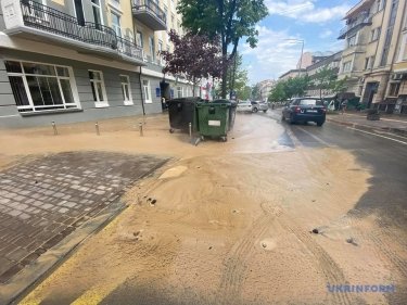 Фото 4 — Улицу в центре Киева залило грязной горячей водой (ФОТО, ВИДЕО)