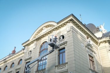 Фото 4 — В Черновцах демонтировали бюст Пушкина со здания драмтеатра (ФОТО)